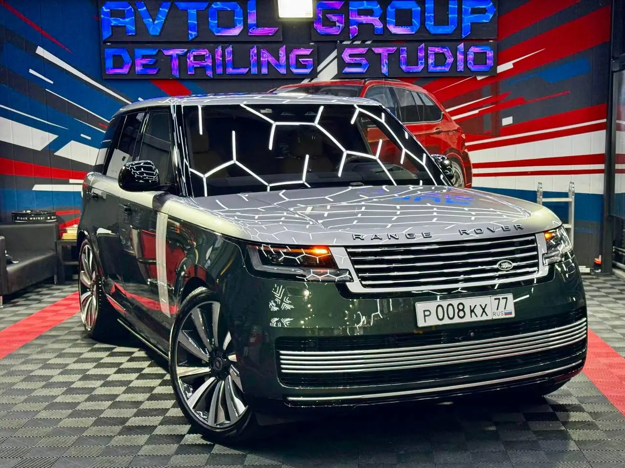 Range Rover с декоративной полосой на капоте в студии AVTOL GROUP